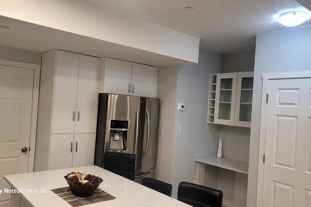 A Very Nice Basement Ensuite. Calgary Zewnętrze zdjęcie