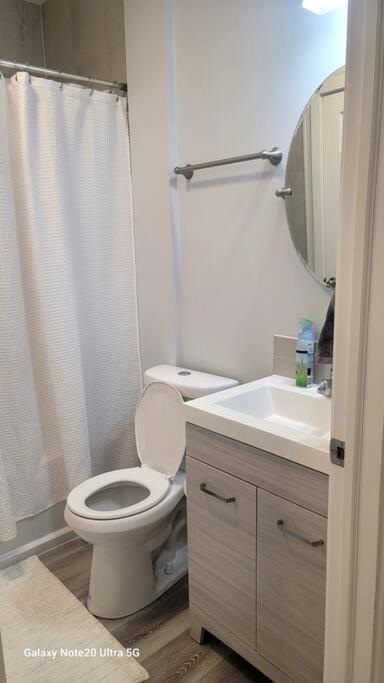 A Very Nice Basement Ensuite. Calgary Zewnętrze zdjęcie