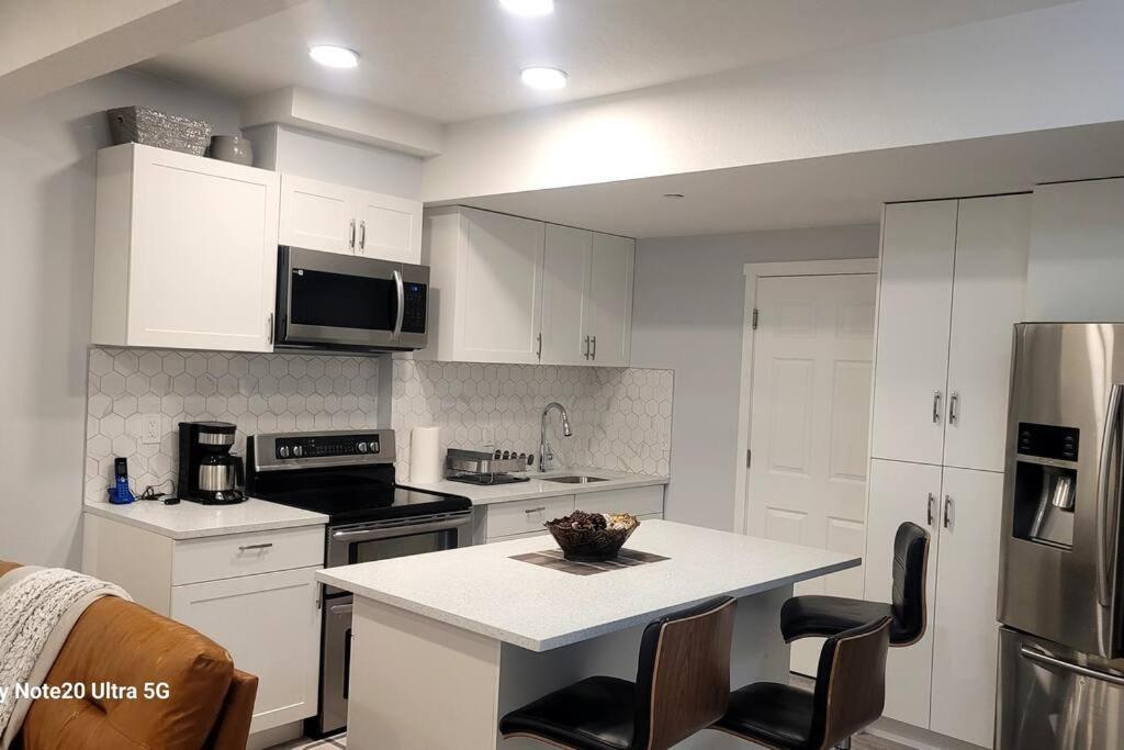 A Very Nice Basement Ensuite. Calgary Zewnętrze zdjęcie